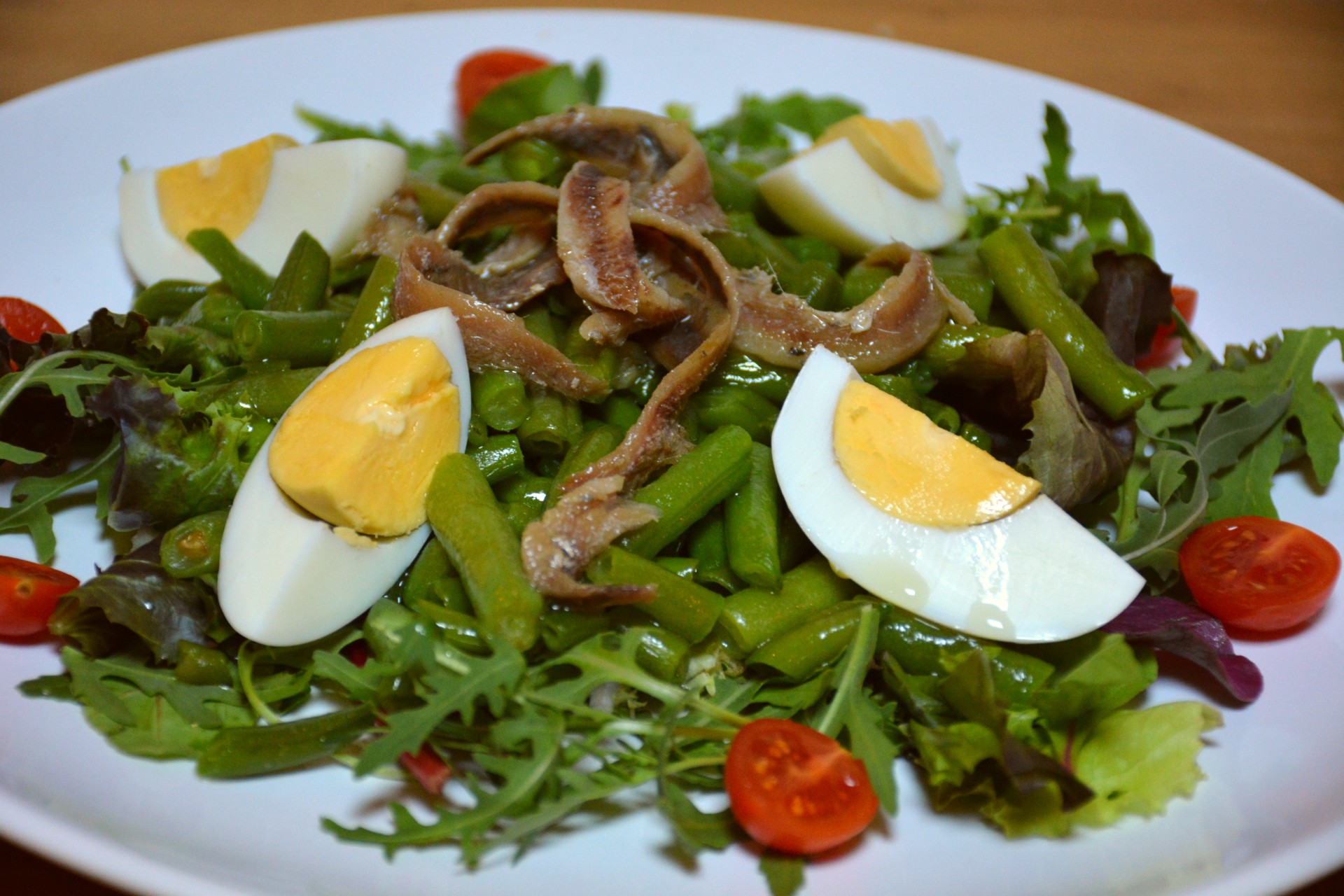 Salata Nicoise cu file de anchoise, fasole verde, asortiment de salate si ou fiert